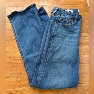 Universal Thread Women’s High Rise Everyday Straight Jeans